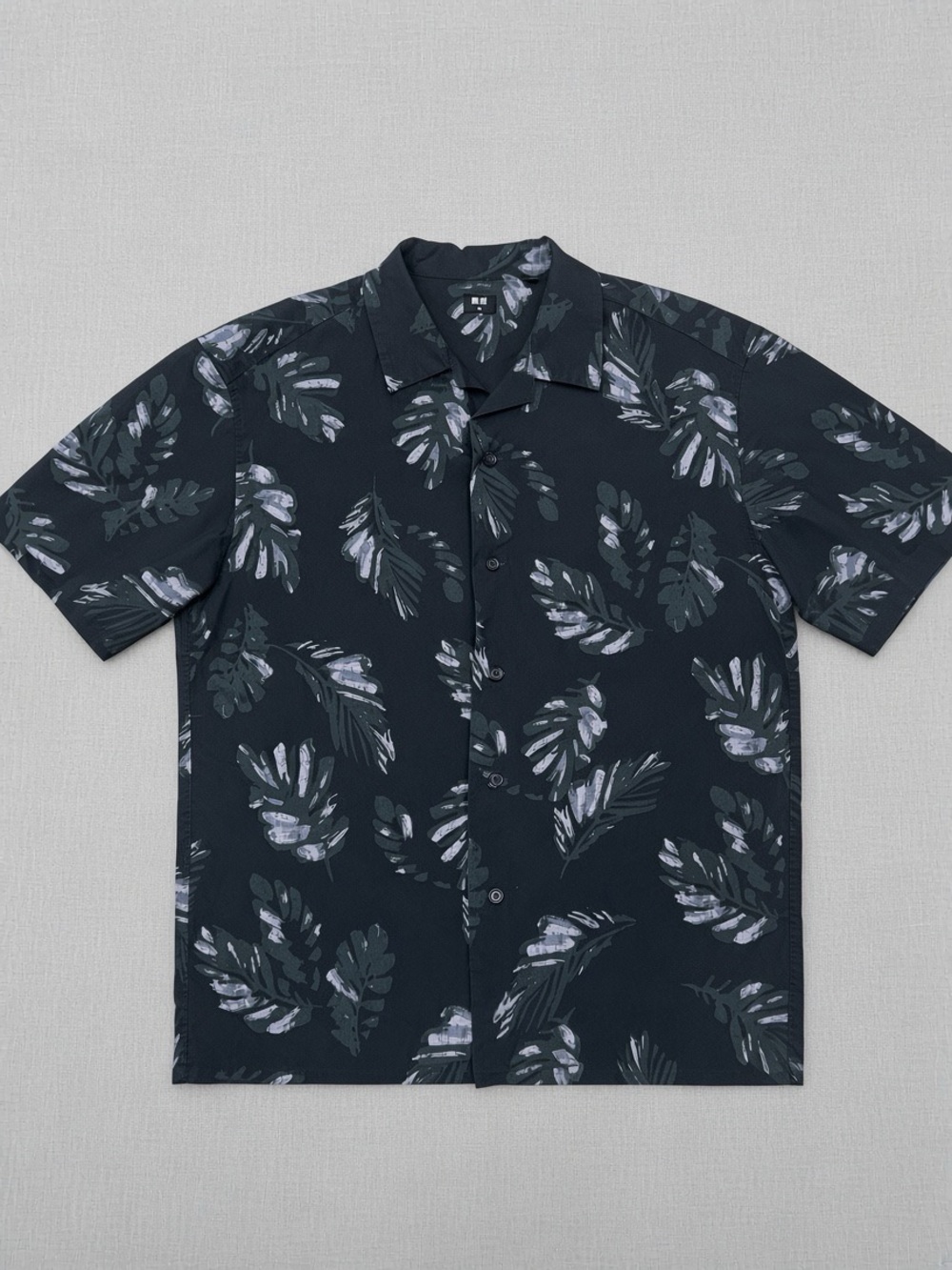 Uniqlo Black Short-Sleeve Button-Down Shirt with Gray Leaf Print